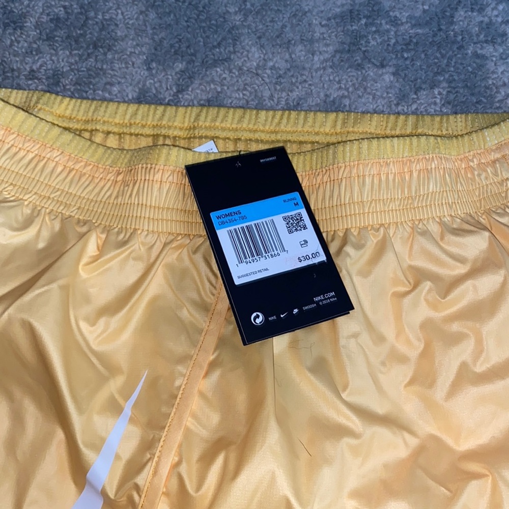 Nike Swoosh Run Women’s Running Shorts, NWT Size Medium - Picture 7 of 7